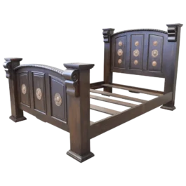 Elegante-cama-con-paneles-decorados-con-concho-de-cobre