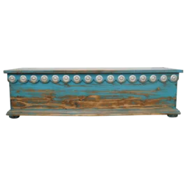 baul-de-madera-rustico-con-conchos-decorativos2