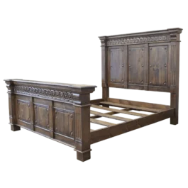 cama-de-madera-con-cabecera-y-piecero-adornados