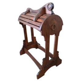 elegancia-rustica-soporte-de-silla-de-montar-de-madera