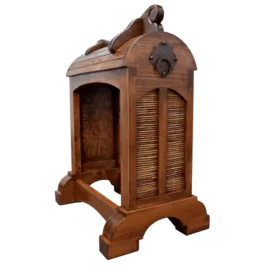 elegante-soporte-de-madera-para-silla-de-montar-con-detalles-metalicos1