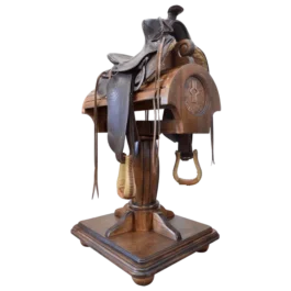 silla-de-montar-con-emblema-tradicional-sobre-soporte-tallado3