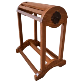 soporte-para-silla-de-montar-de-madera-con-acabado-calido-y-adorno-metalico-decorativo